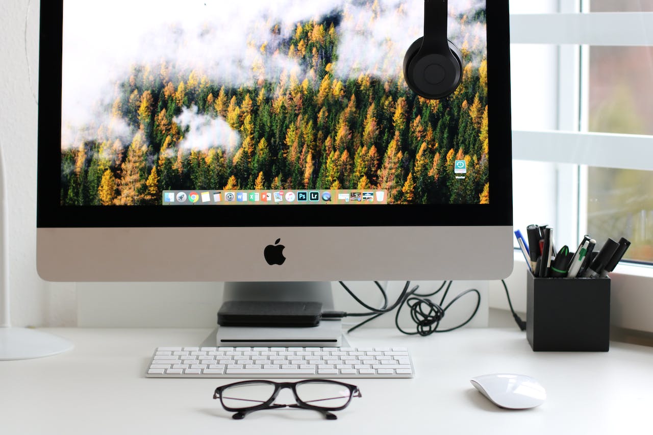 An Apple desktop computer sitting on a desk